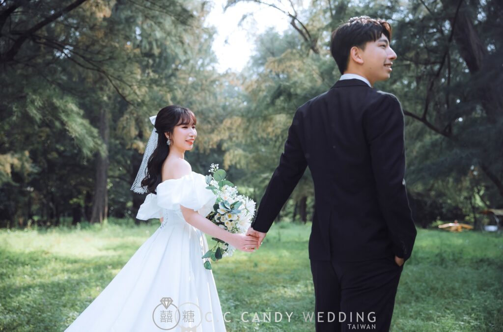 新竹森林系婚紗・綠蔭森林中牽手前行 綠蔭森林中牽手前行的新人|香山婚紗外拍