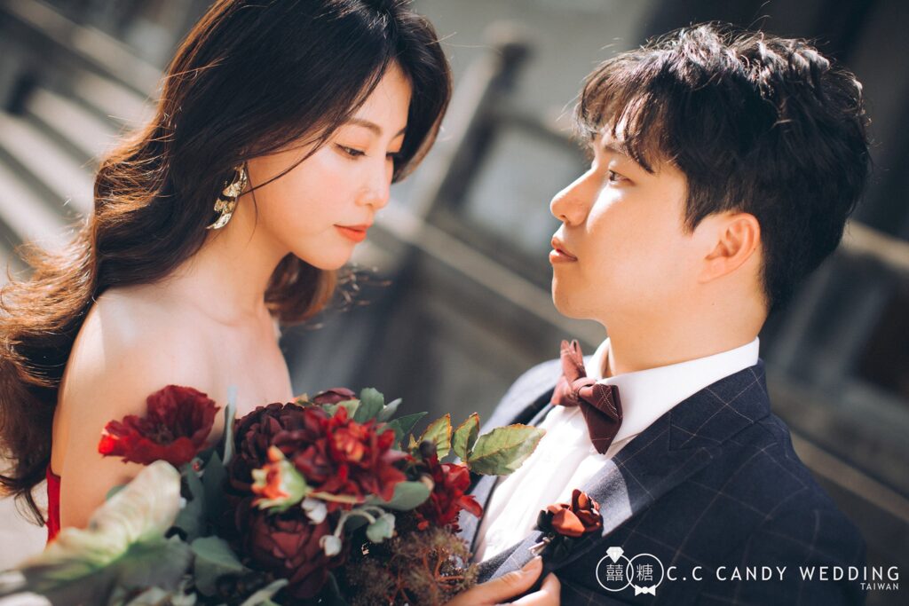 新竹婚紗外拍・手捧紅玫瑰依偎的新人特寫 手捧紅玫瑰依偎的新人特寫|日式建築婚紗照