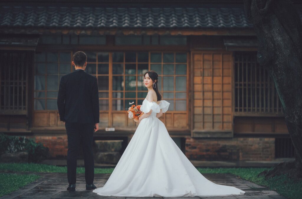 新竹日式婚紗・日式老屋前的白紗新娘與新郎 日式老屋前的白紗新娘與新郎|麗池公園婚紗