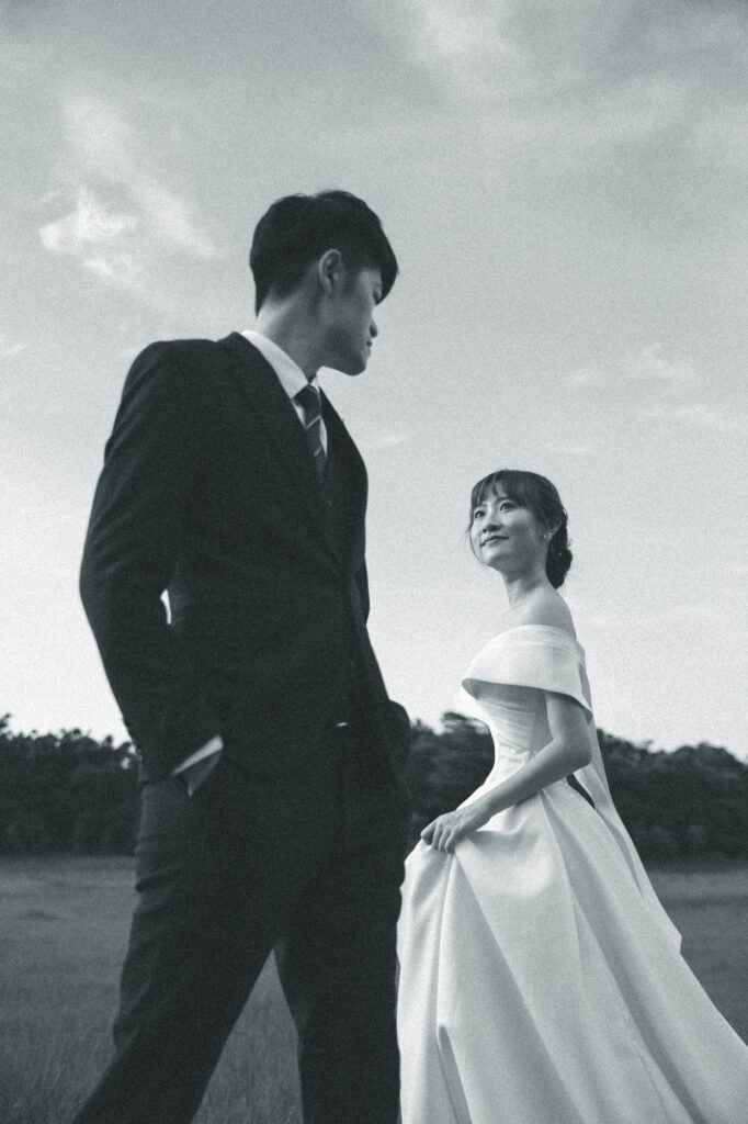 青青草原婚紗・黑白色調草原上 黑白色調草原上的新人|新竹婚紗景點