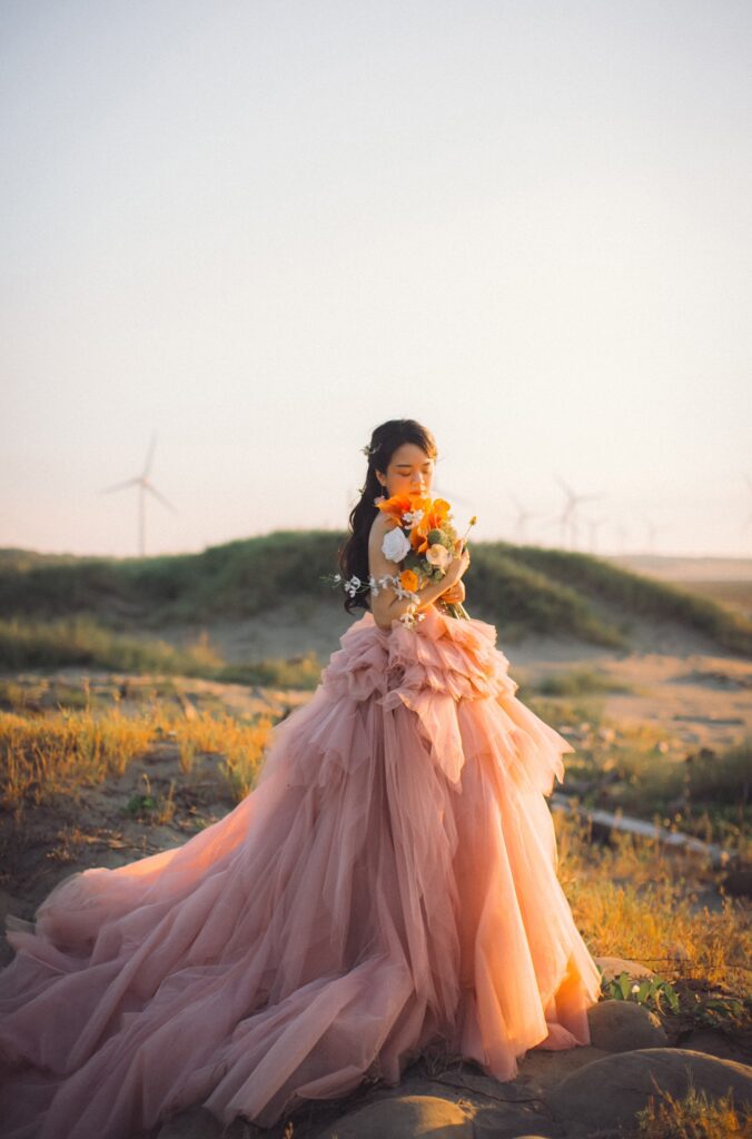 芒草婚紗照・夕陽海邊芒草坡上的粉紗新娘 夕陽海邊芒草坡上的粉紗新娘|新竹海邊婚紗