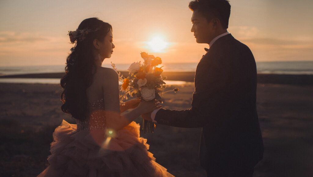 新月沙灣婚紗・海邊夕陽中相擁 海邊夕陽中相擁的新人|夕陽婚紗照