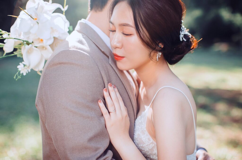 尖石婚紗・森林中新郎親吻新娘 森林中新郎親吻新娘|迷霧森林婚紗