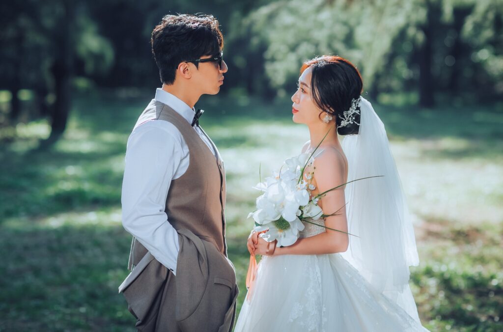 迷霧森林婚紗・黑森林中相擁 黑森林中相擁的新人|新竹山區婚紗