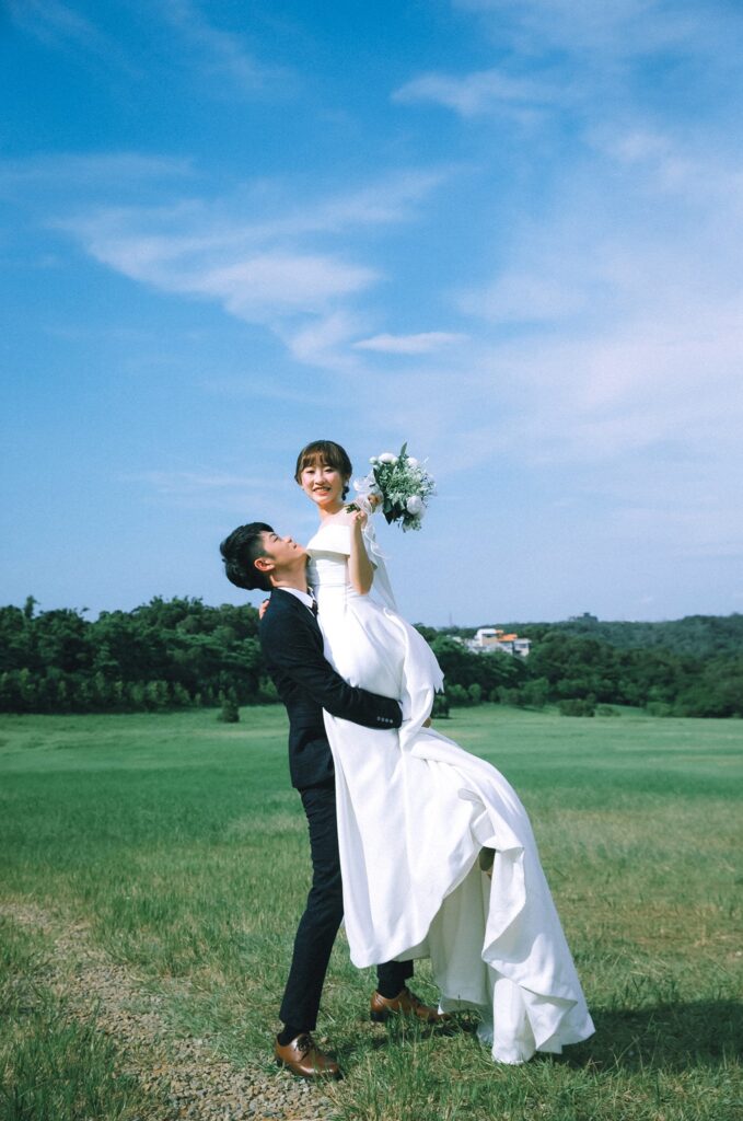 婚紗照風格・藍天綠地上新郎抱起新娘 藍天綠地上新郎抱起新娘|韓風婚紗照