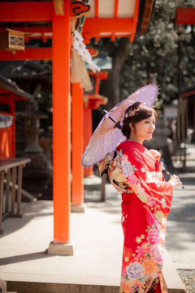 韓風婚紗照・京都神社朱紅柱旁撐和傘的和服新娘 京都神社朱紅柱旁撐和傘的和服新娘|自助婚紗推薦