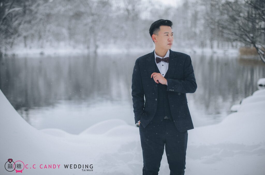 海外婚紗・雪地湖畔的西裝新郎 雪地湖畔的西裝新郎|婚紗攝影推薦