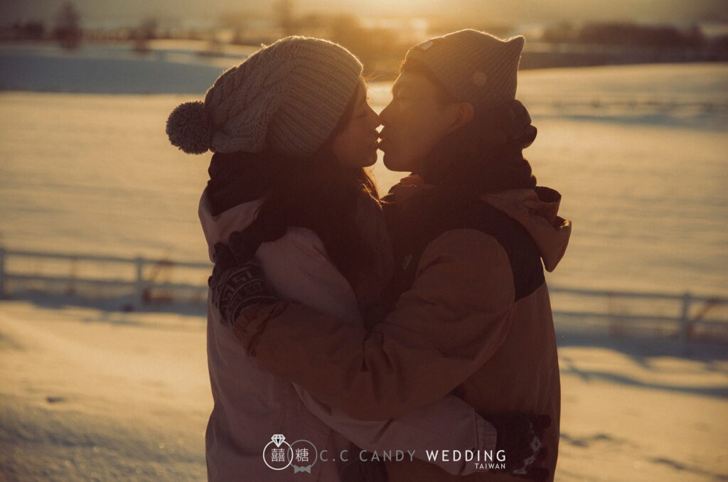 婚紗攝影推薦・雪地夕陽中戴毛帽親吻的情侶剪影 雪地夕陽中戴毛帽親吻的情侶剪影|婚紗照姿勢