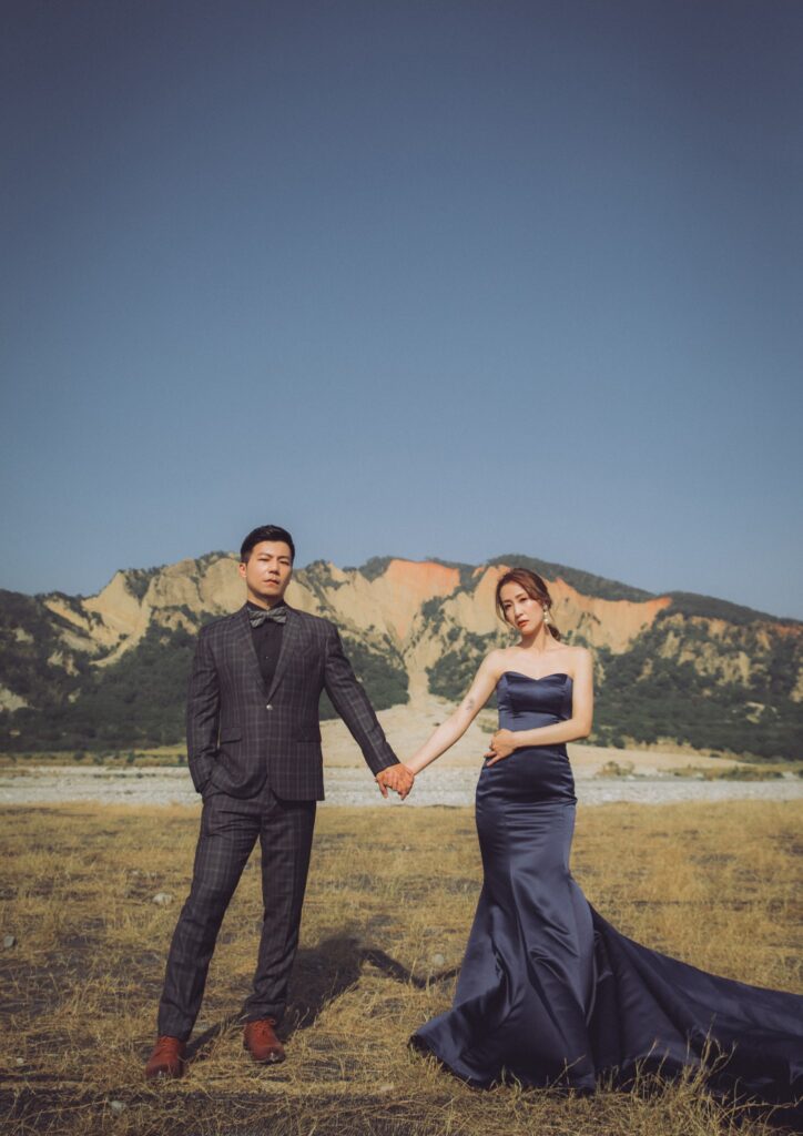 婚紗照風格・火炎山前牽手 火炎山前牽手的新人,新娘穿深藍魚尾禮服|苗栗婚紗外拍