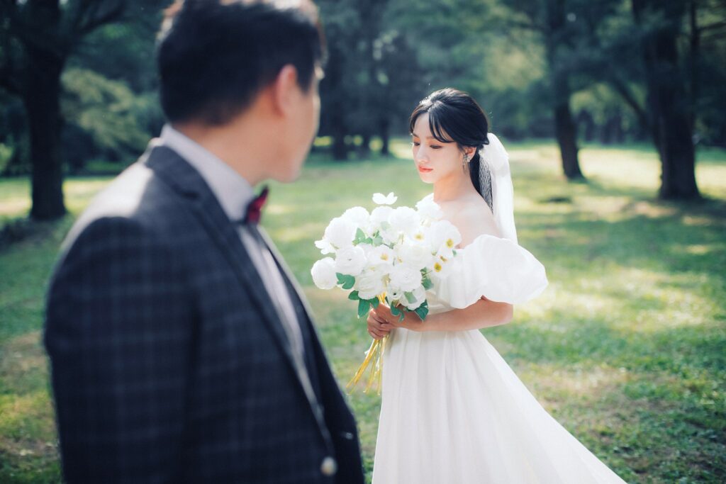 苗栗婚紗外拍・草地上新郎與手捧花束的新娘 草地上新郎與手捧花束的新娘|飛牛牧場婚紗