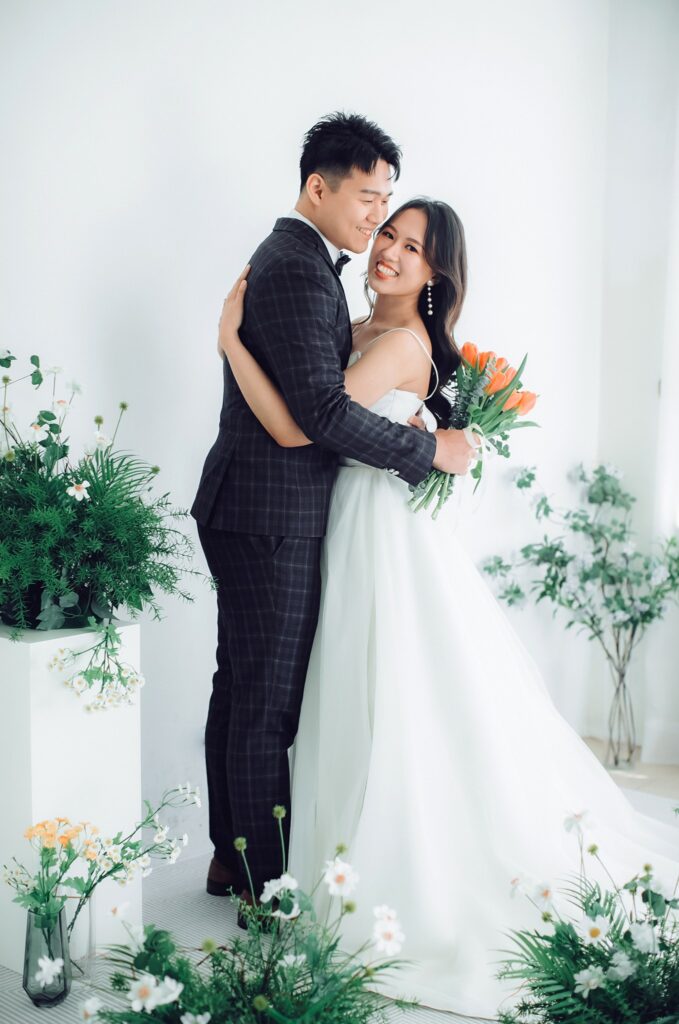 婚紗照風格・白色花藝棚景中擁抱 白色花藝棚景中擁抱的新人|新竹婚紗照價格