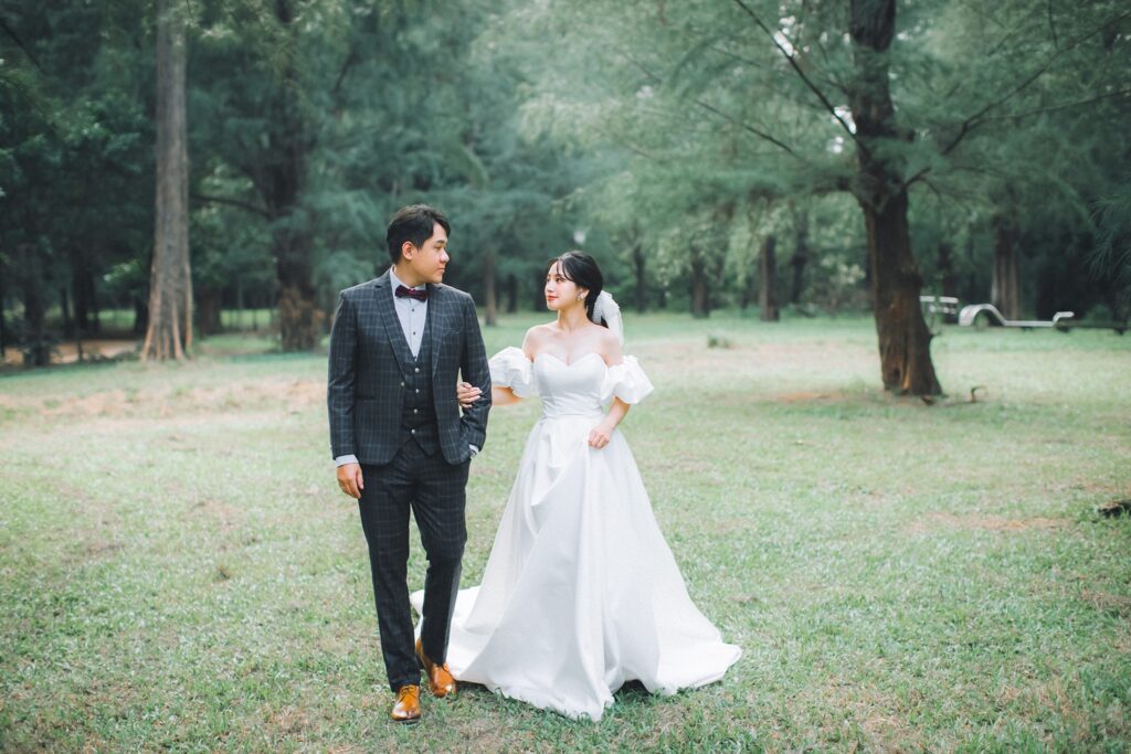 大樹草地上散步的新人｜新竹自助婚紗