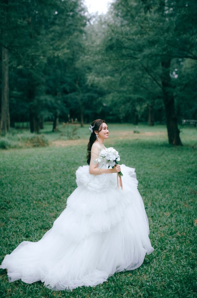 新竹婚紗推薦・森林草地上的蓬裙白紗新娘 森林草地上的蓬裙白紗新娘|婚紗攝影推薦