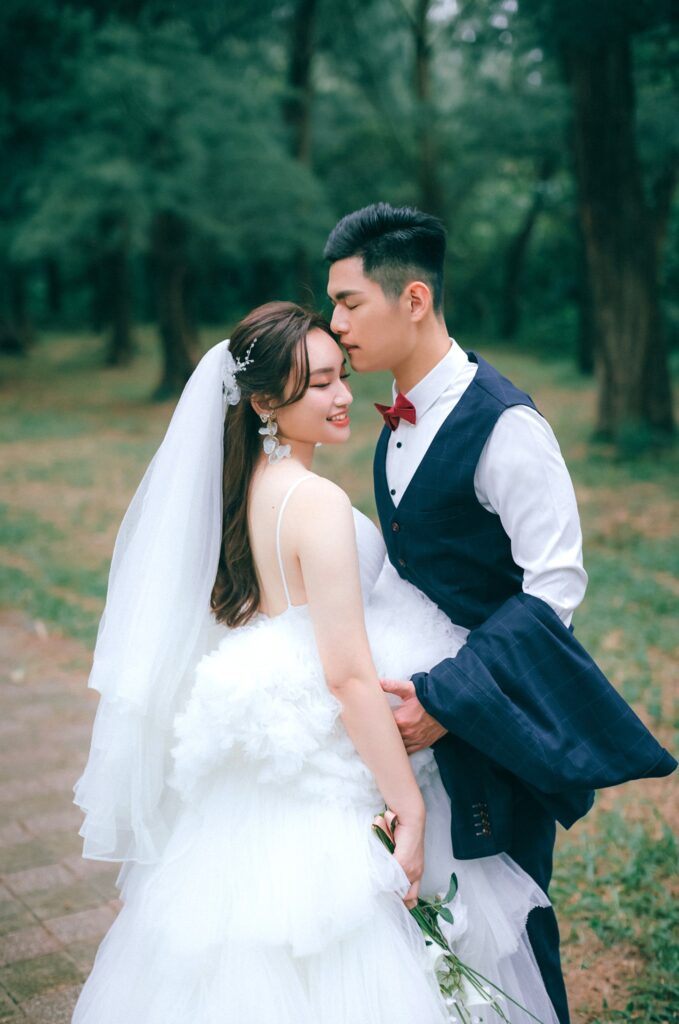 新竹婚紗工作室・森林中新郎親吻白紗新娘的臉頰 森林中新郎親吻白紗新娘的臉頰|韓風婚紗照