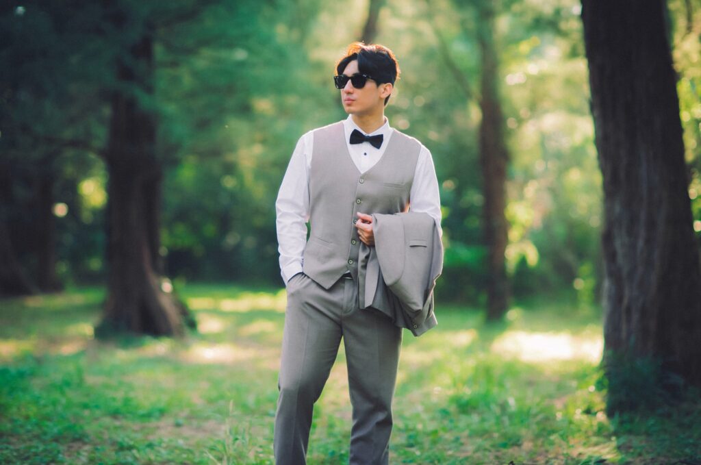 森林中的淺灰西裝新郎｜自助婚紗推薦