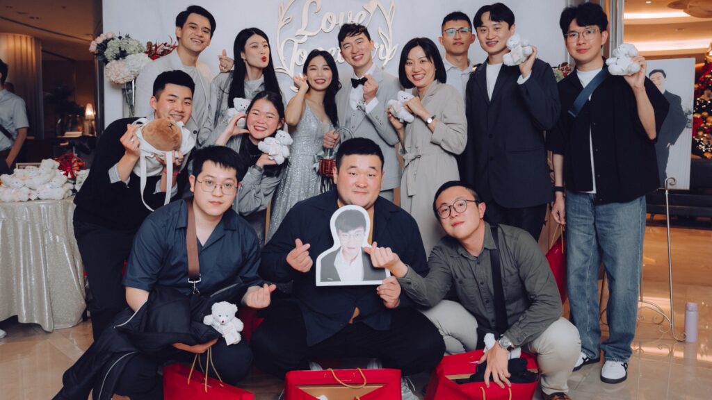 婚宴現場新人與好友的合照｜新竹拍婚紗