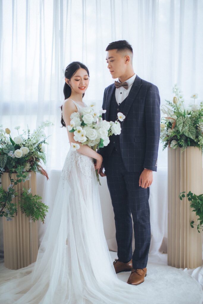 新竹自助婚紗・白色棚景中手捧白花 白色棚景中手捧白花的新人|新竹拍婚紗
