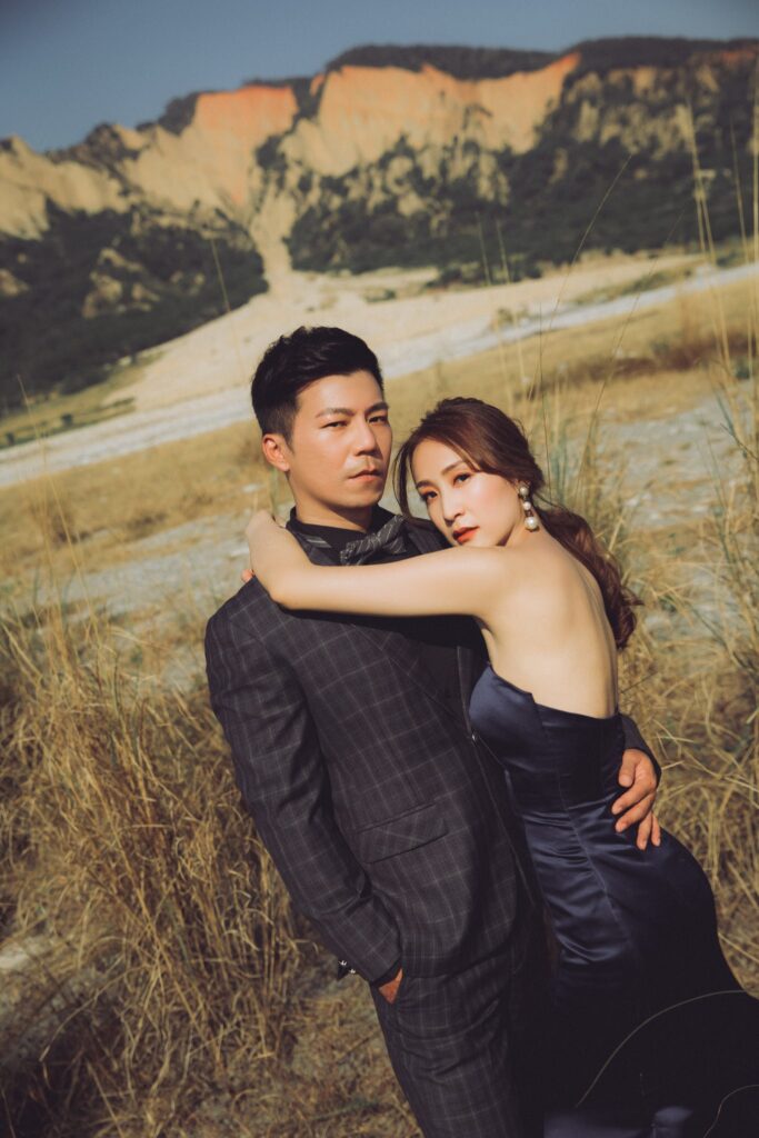 芒草山坡上擁抱的新人｜飛牛牧場婚紗