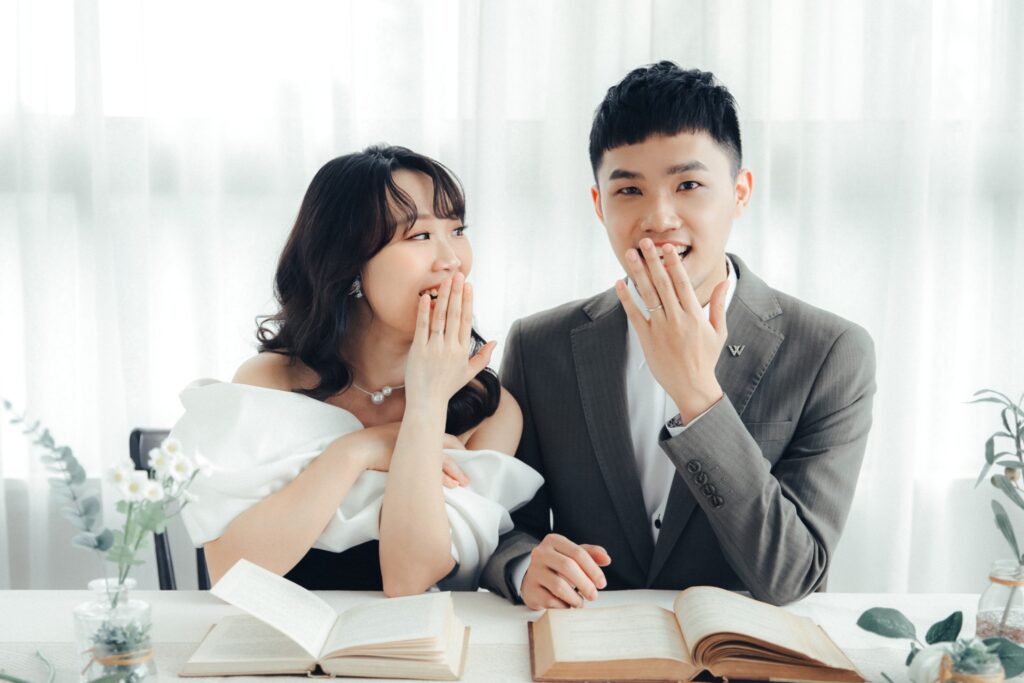 白色書桌棚景中嬉鬧的新人｜韓風婚紗照