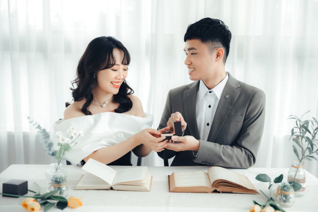 自助婚紗推薦・白色書桌前互動 白色書桌前互動的新人|婚紗照風格