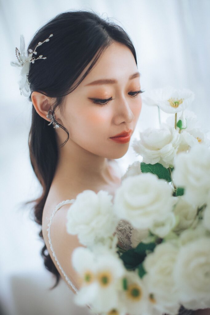 手捧白色花束的新娘側臉特寫｜新竹自助婚紗