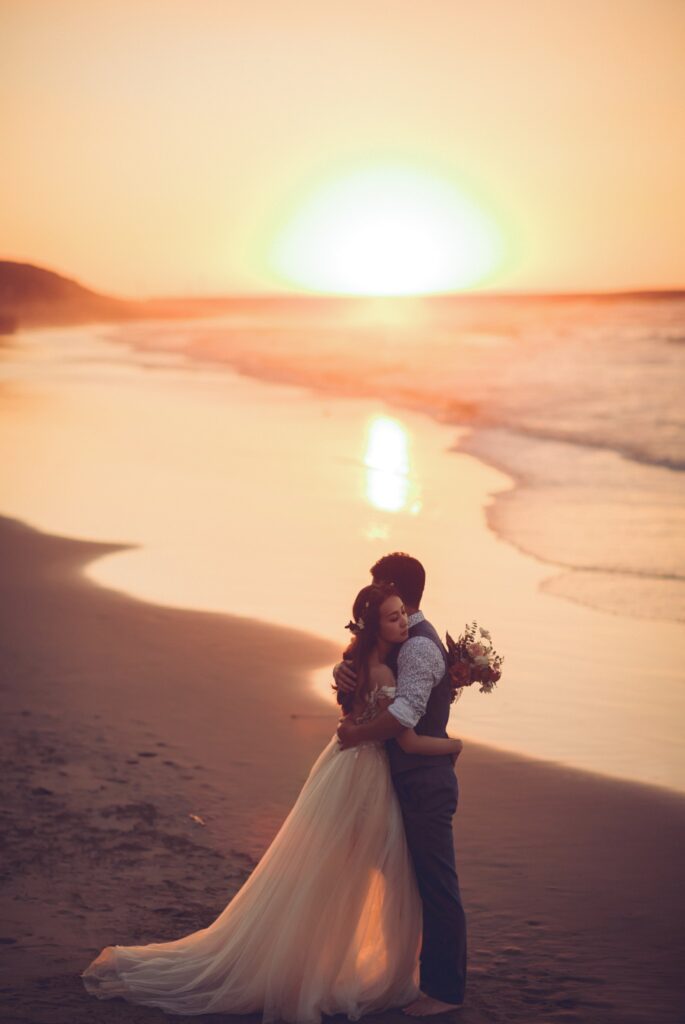 新竹婚紗推薦・夕陽海灘上相擁的新人剪影 夕陽海灘上相擁的新人剪影|婚紗攝影推薦