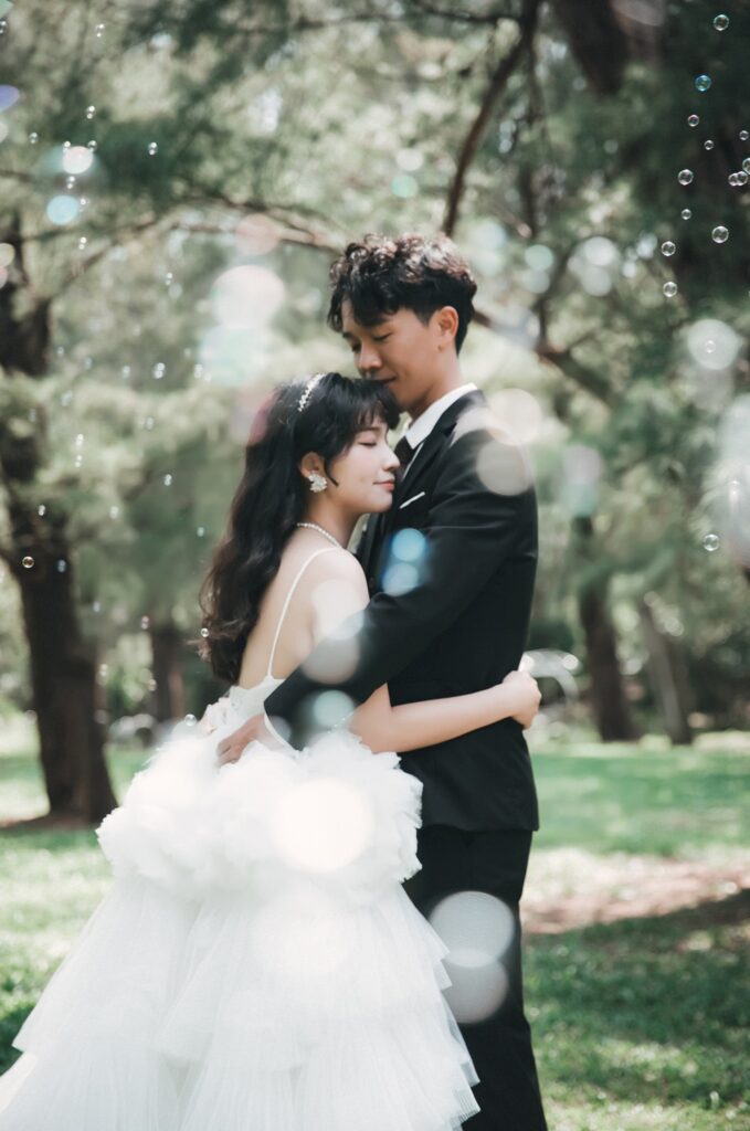 婚紗攝影推薦・森林中擁抱 森林中擁抱的新人,新娘穿蓬裙白紗|婚紗照姿勢