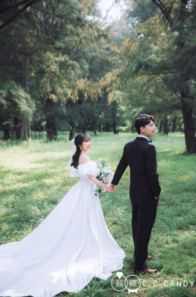 森林草地上牽手的新人｜婚紗照風格