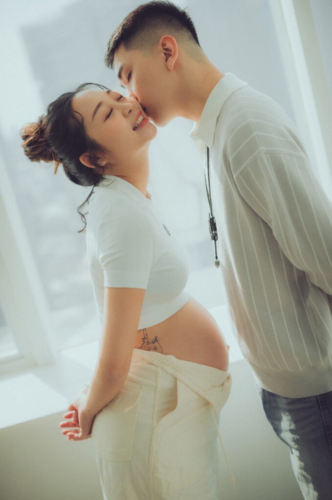 新郎親吻孕婦臉頰的溫馨孕婦照｜婚紗照風格