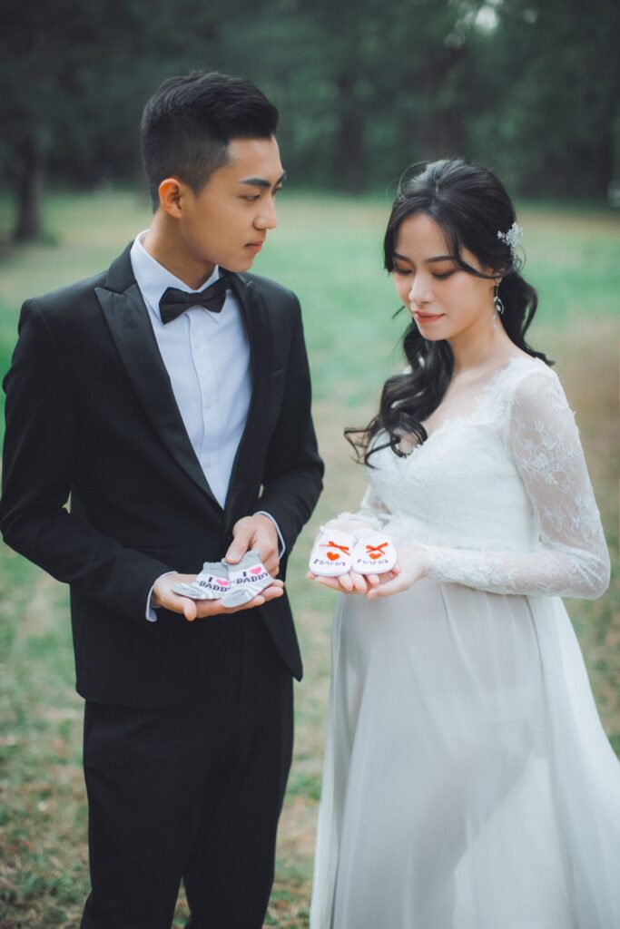 戶外草地上穿白色蕾絲孕婦裝的準媽媽與先生｜孕婦寫真