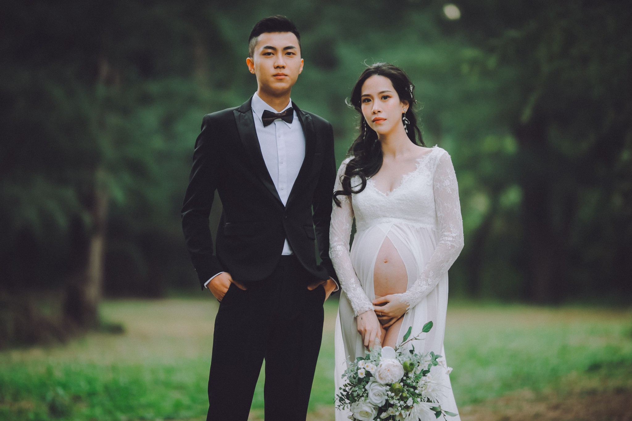 森林草地孕婦寫真 森林草地前並肩的準爸媽|新竹孕婦寫真免費諮詢