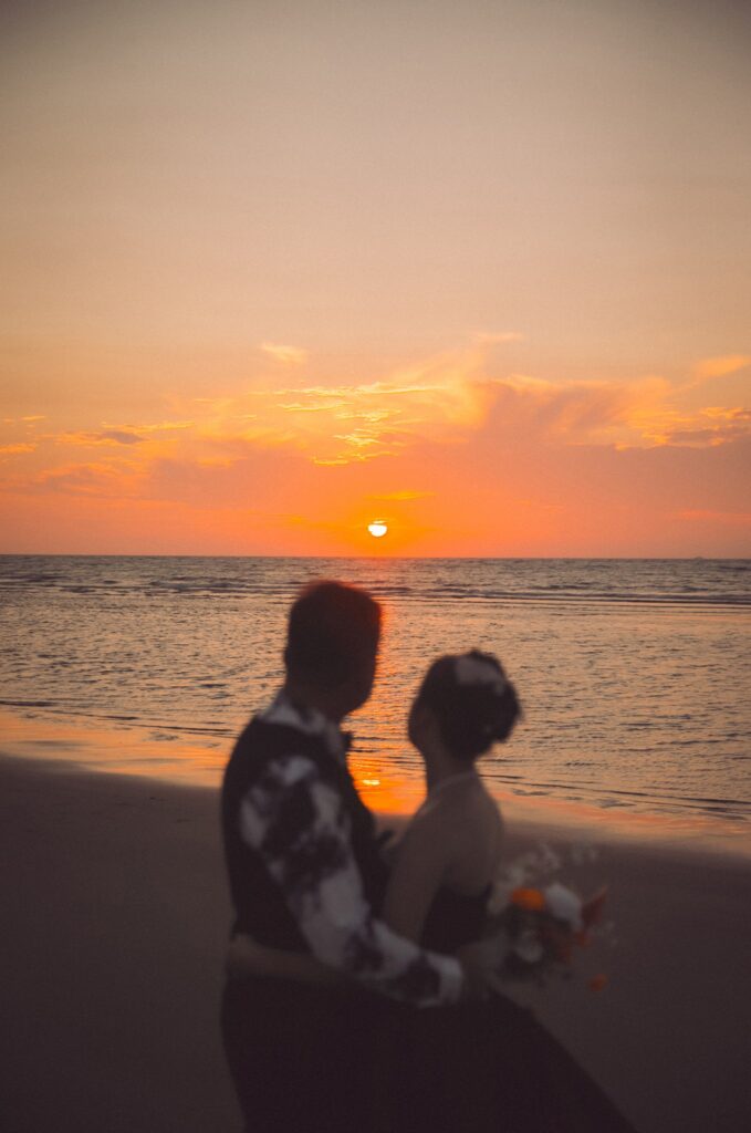 夕陽海邊的新人剪影｜新竹婚紗外拍