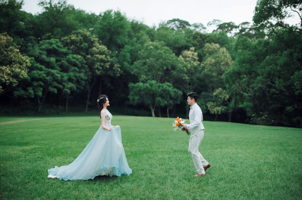 綠地上新郎走向蓬裙新娘｜婚紗照姿勢