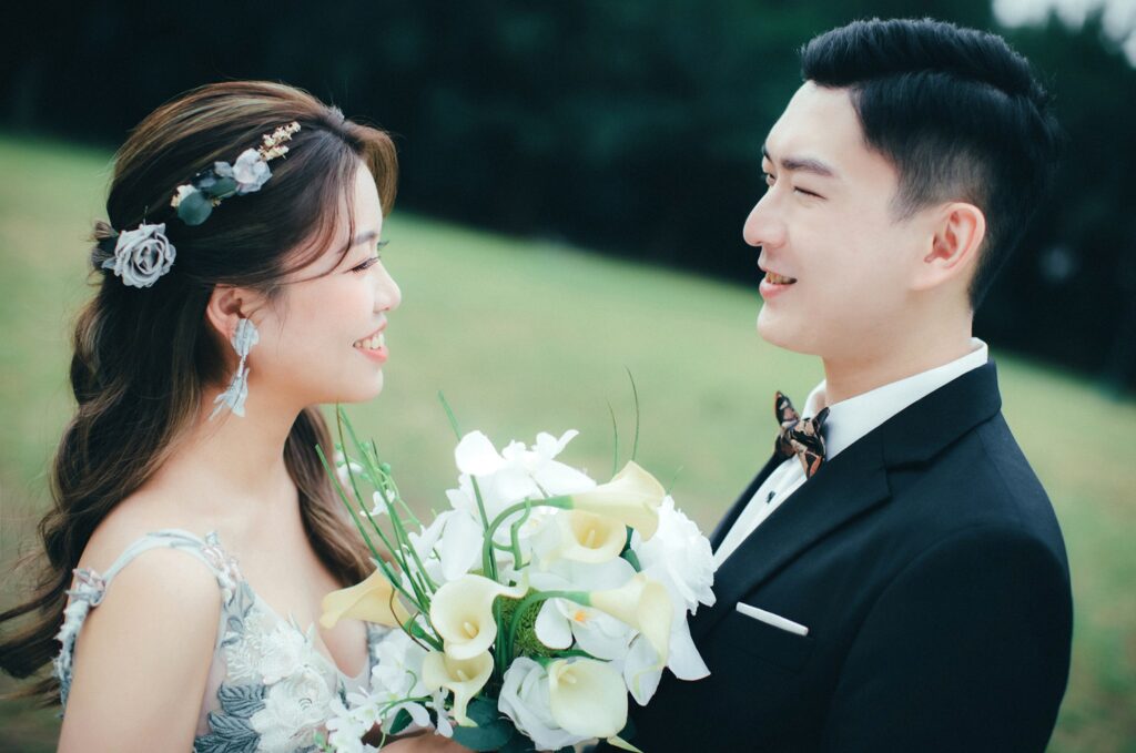 自助婚紗:自然互動 新郎凝望手捧白色花束的新娘|新竹自助婚紗