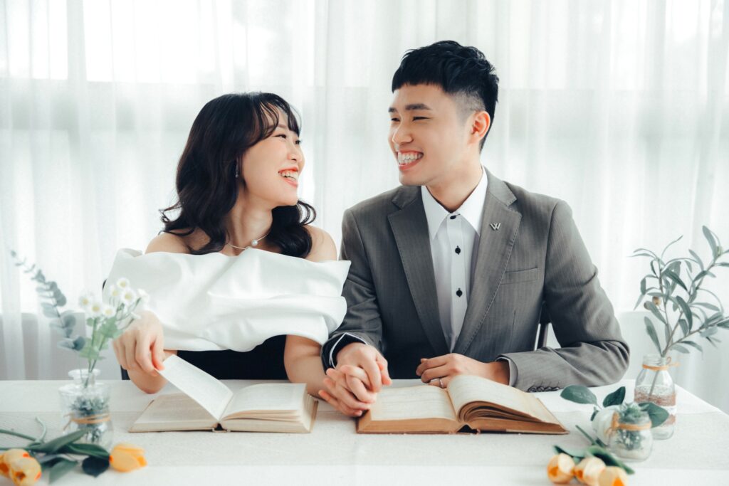 婚紗照風格・白色書桌前相視而笑 白色書桌前相視而笑的新人|新竹婚紗照價格