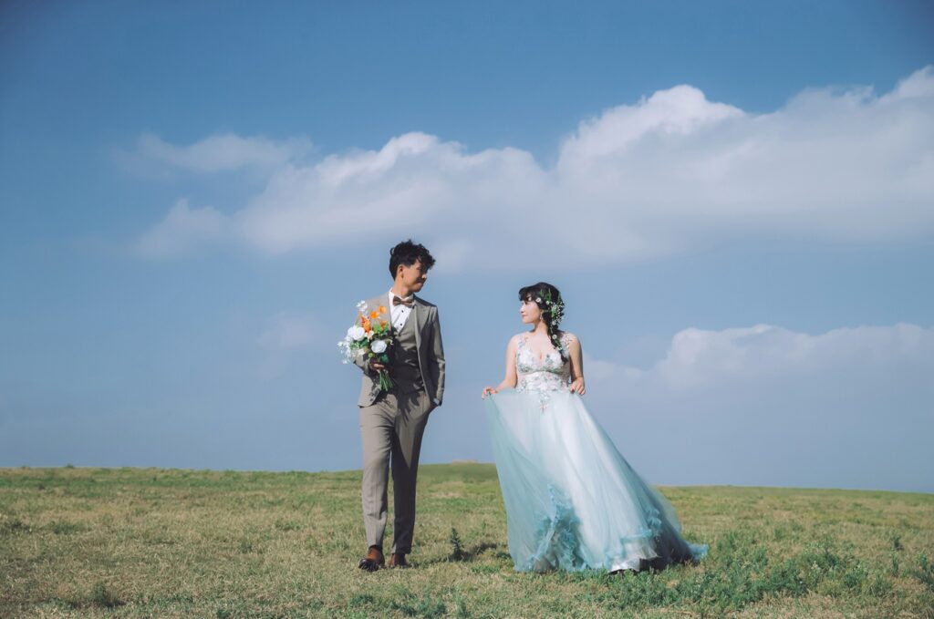 藍天白雲草地上的新人｜新竹婚紗外拍