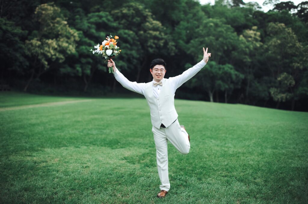 草地上開心跳躍的新郎｜婚紗照風格