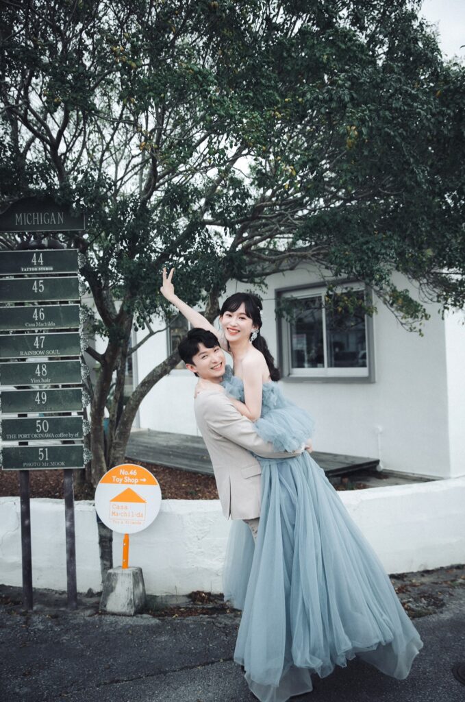 婚紗照推薦・老屋前新郎抱起藍紗新娘 老屋前新郎抱起藍紗新娘|海外婚紗推薦