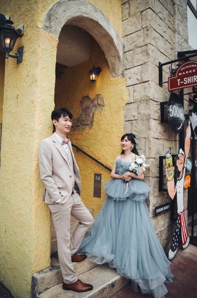 婚紗照風格・黃色牆面街角 黃色牆面街角的新人|海外婚紗費用
