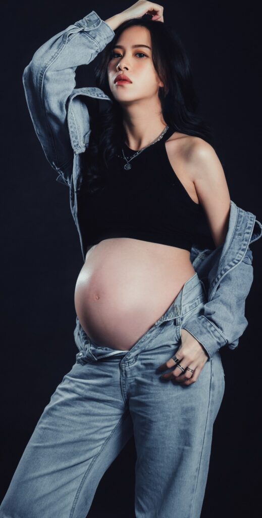 婚紗照風格・黑色背景前的時尚孕婦獨照 黑色背景前的時尚孕婦獨照|孕婦寫真價格