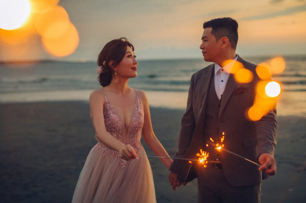 傍晚海邊的仙女棒,點亮畫面 夕陽海邊手拿仙女棒的新人|婚紗照姿勢