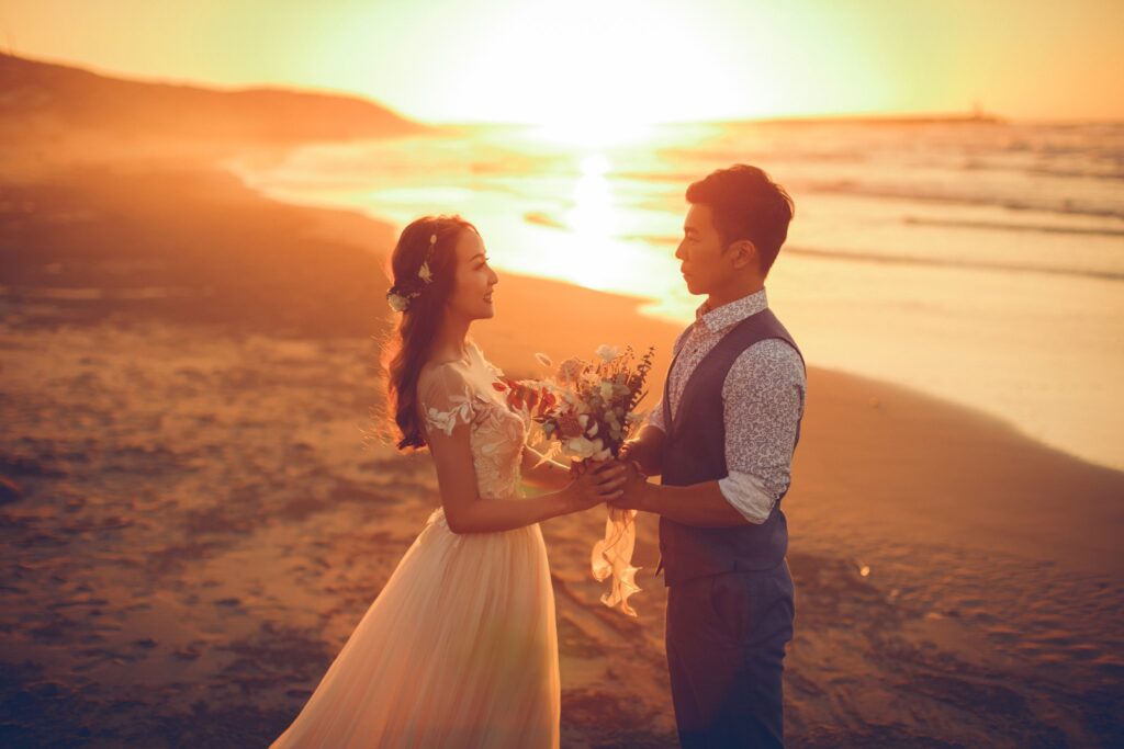 自助婚紗:夕陽海邊 夕陽海灘上新郎送花給新娘|自助婚紗推薦