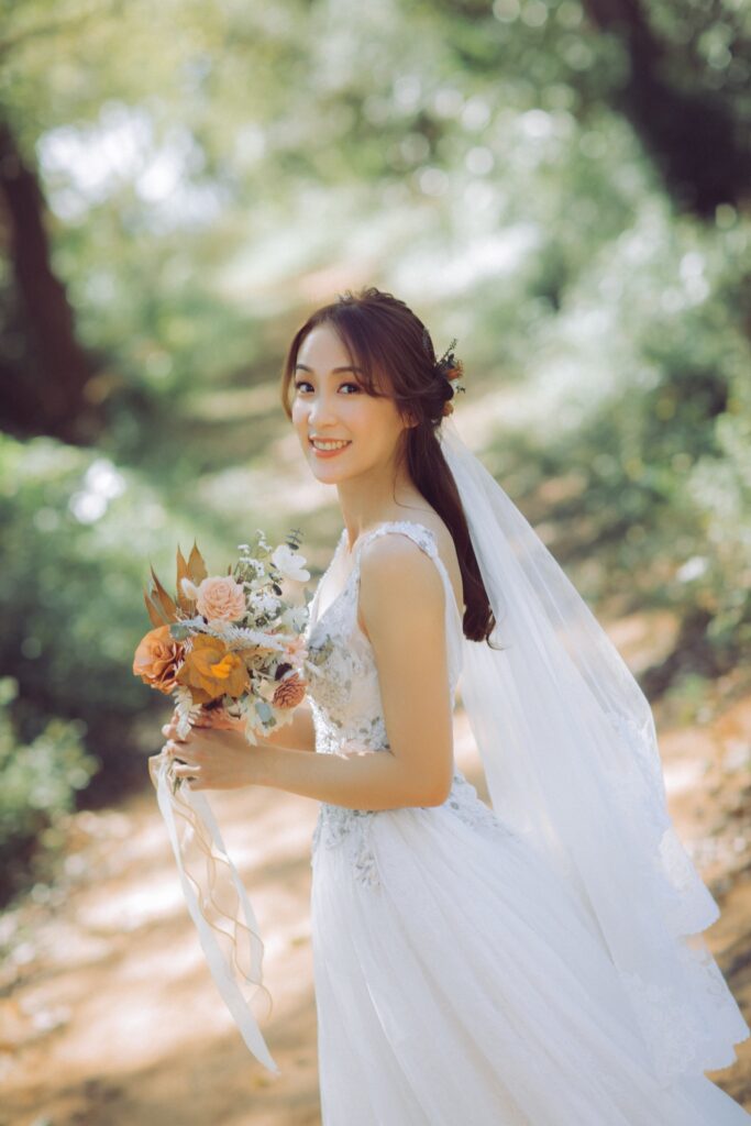 森林系婚紗・自然光人像 森林光影下手捧花束的白紗新娘|新竹自助婚紗