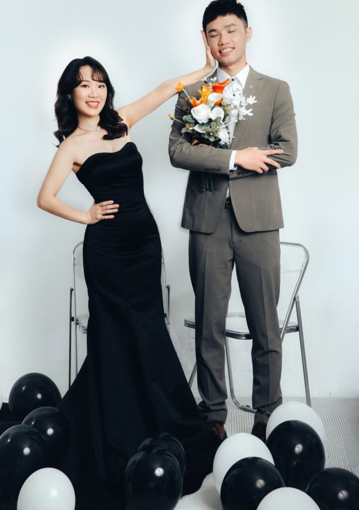 韓風棚拍・黑色禮服造型 黑白氣球棚拍婚紗照,新娘穿黑色魚尾禮服|新竹婚紗推薦