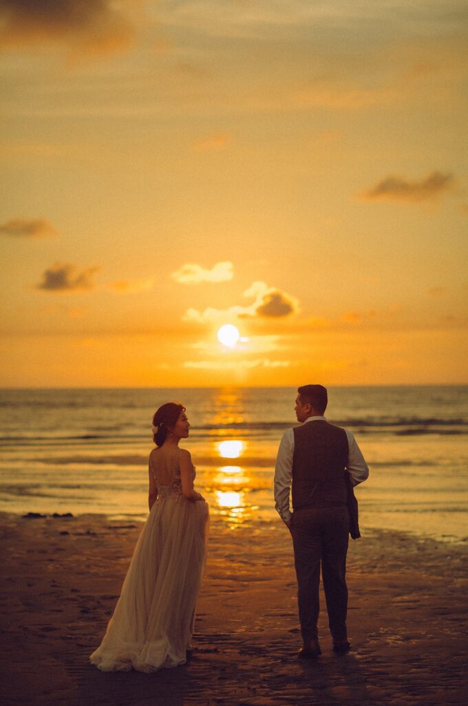 海邊夕陽婚紗・浪漫剪影 夕陽海邊婚紗照的新人背影|海外婚紗價格參考