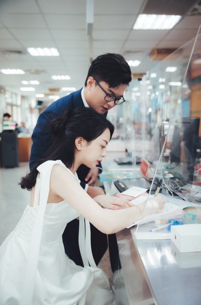 新人在戶政事務所櫃台填寫結婚書約｜新竹登記結婚拍照