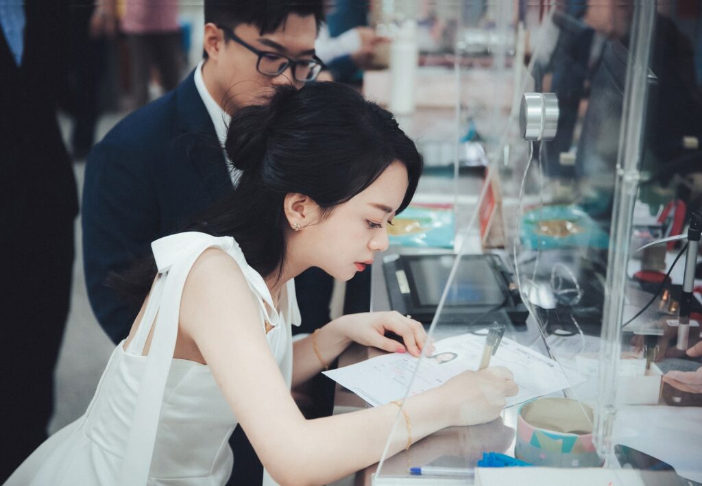 新娘專注簽寫結婚書約的紀實瞬間｜登記結婚拍照推薦