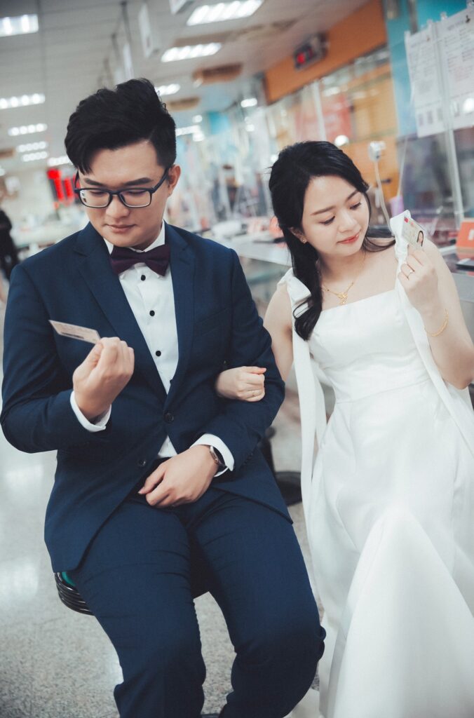 登記完成後新郎開心拿筆、新娘微笑的瞬間｜新竹登記結婚
