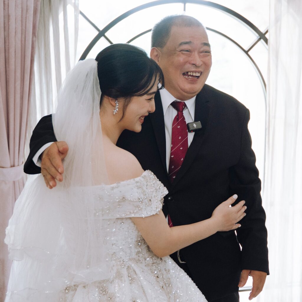 艾茉爾婚宴會館婚攝 新娘擁抱爸爸 艾茉爾婚宴會館婚攝 新娘擁抱爸爸