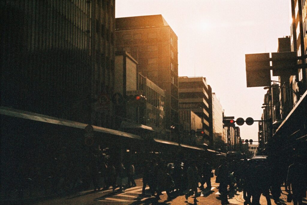 底片街景:夕陽逆光 底片街景:夕陽逆光下的街道與行人剪影